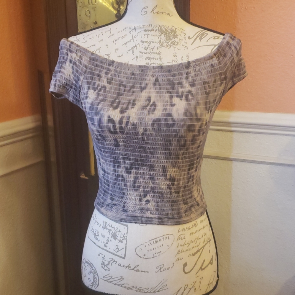 NWT! Guess off shoulder leppard print crop top